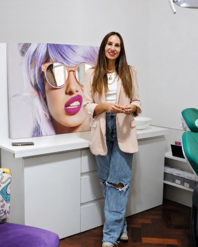 Dra. María Belén Livio en el box de atención de MB Estética Dental