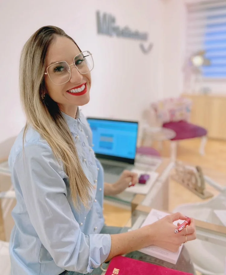 Dra. María Belén Livio en su consultorio de MB Estética Dental